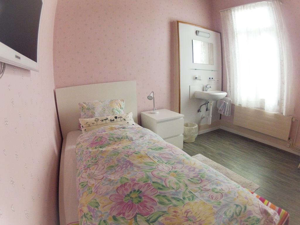 Basicrooms Hotel Unterseen Szoba fotó