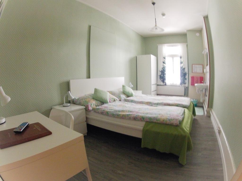 Basicrooms Hotel Unterseen Szoba fotó