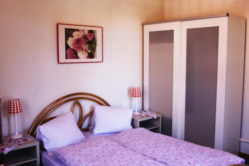 Basicrooms Hotel Unterseen Szoba fotó